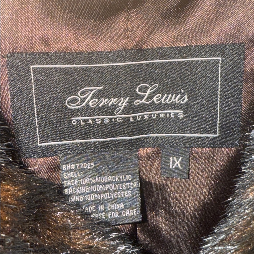 Terry Lewis Luxurious Faux Fur Coat Size 1X - Picture 2 of 3